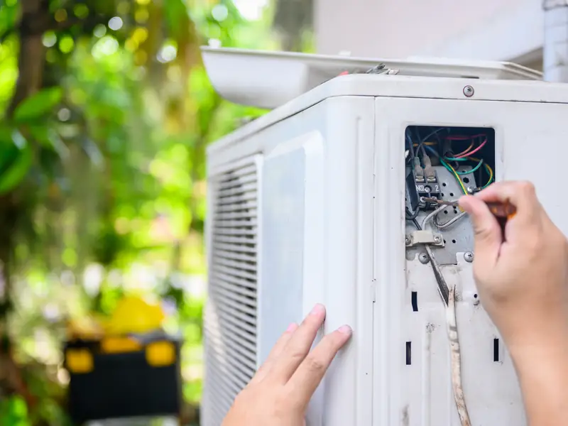 Contrôle du bornier électrique d'un groupe extérieur avant réparation
