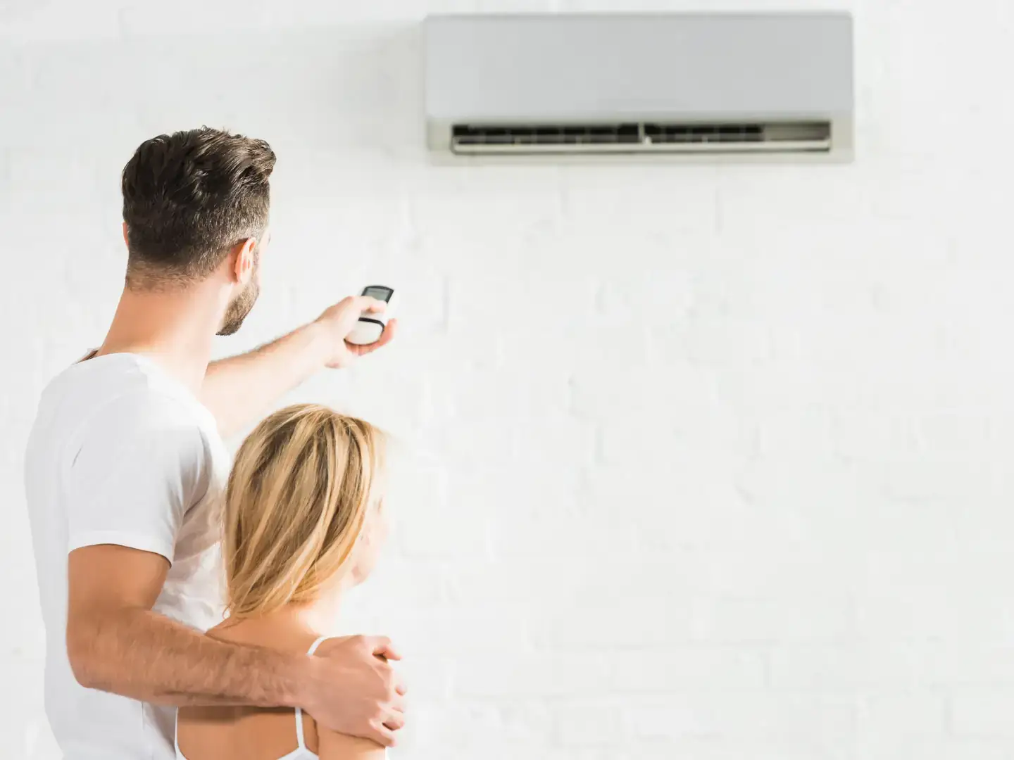Couple profitant de la fraîcheur dans un intérieur climatisé du vieux village de Mougins