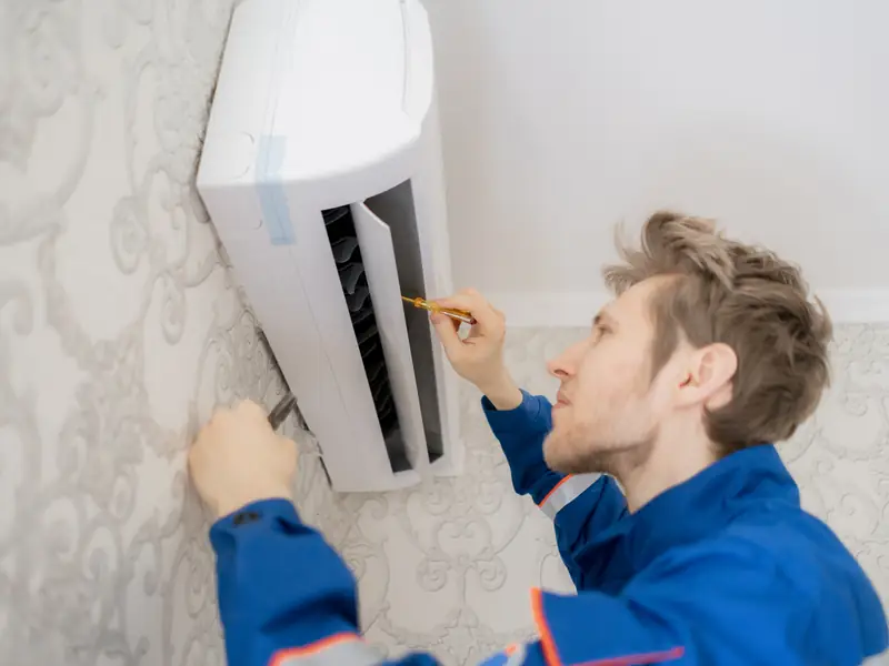 Inspection d'un climatiseur mural entre deux séjours de locataires