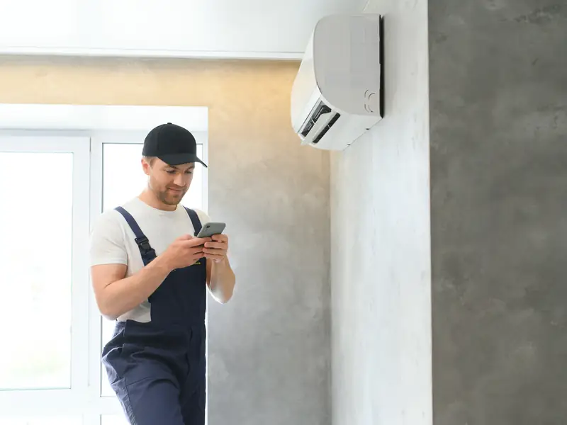 Installateur vérifiant une unité fraîchement posée avant la reprise du travail