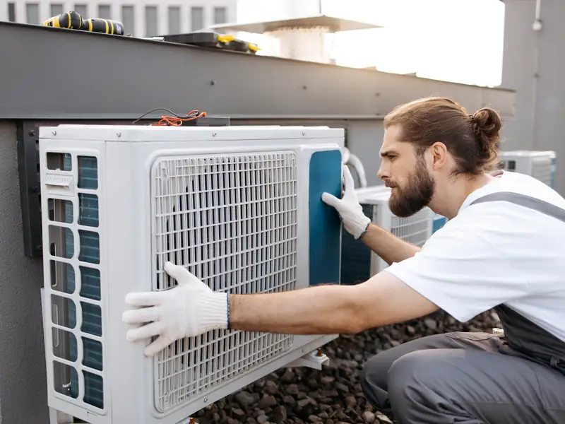 Mise en place d'un nouveau groupe extérieur de climatisation sur son support
