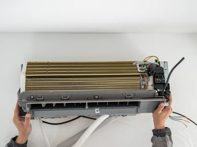 Raccordement d'une unité intérieure au mur lors d'une pose de climatisation