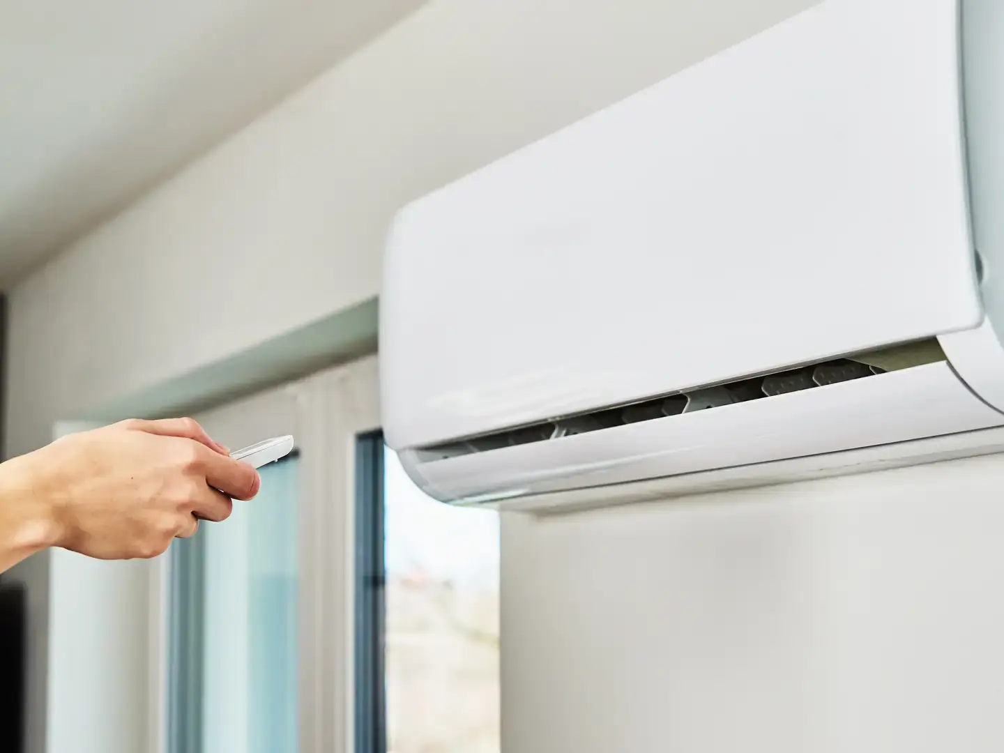Réglage d'une climatisation à la télécommande depuis le salon