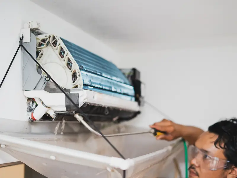Rinçage de l'échangeur d'une climatisation murale avant traitement antibactérien