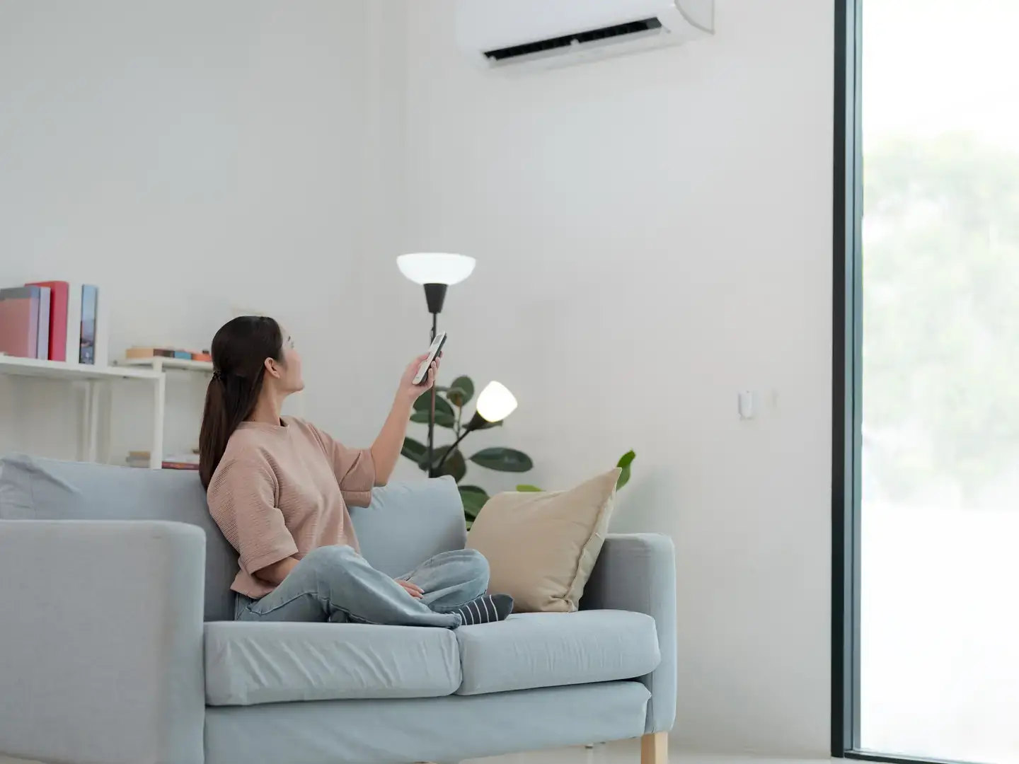 Séjour lumineux et climatisé d'une maison, pièce de vie gardée au frais