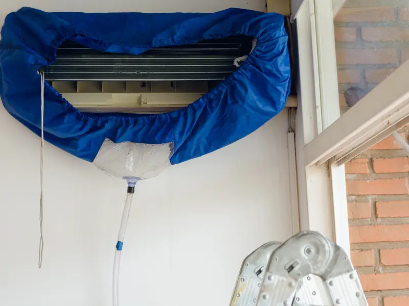 Housse de lavage installée sous un split à Mougins